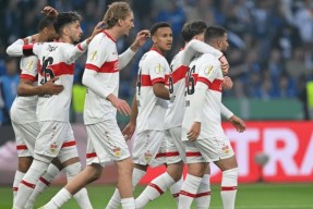 爱游戏平台 -包含关键时刻斯图加特备战荷甲，伤情更新细节曝光，悬念犹存，轮换策略成焦点的词条