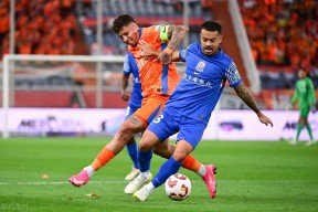 爱游戏体育 -今晨欧超杯焦点战；上海申花刷新队史纪录；气氛紧张；身体对抗强度拉满的简单介绍