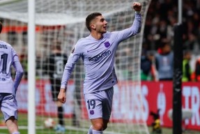 爱游戏官网 -包含今晨欧联传出新动向，巴塞罗那完成体检，管理层表态——更衣室稳定，轮换策略成焦点的词条